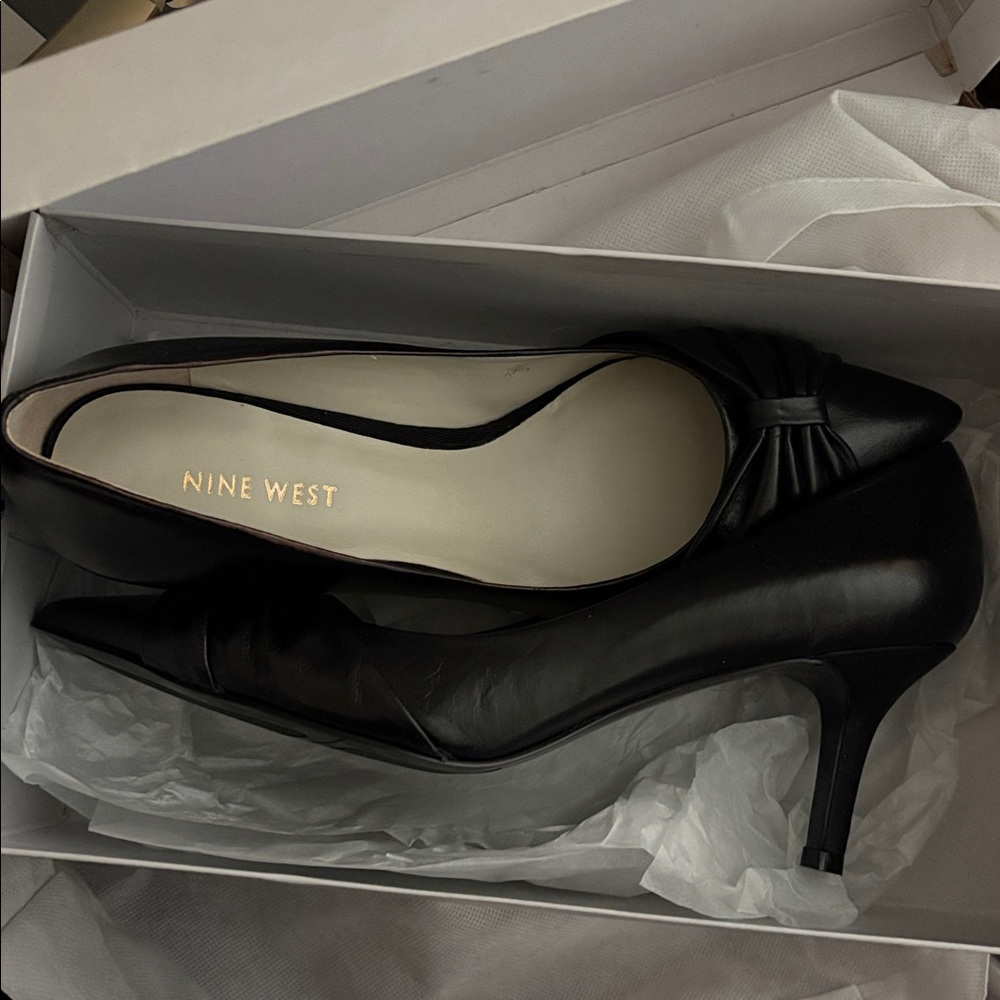 Vintage Nine West Pointed Toe Kitten Heel